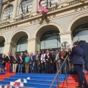 Les élus locaux rassemblés sur les marches de l'hôtel de ville pour l'hommage à Dominique Bernard