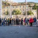 En Italie, a Vintimille, les migrants font la queue pour rentrer dans le centre d’accueil Caritas pour prendre le repas, Vintimille le 20 janvier 2023. / Photo : Frederic Pasquini by Hans Lucas