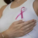 Le ruban rose est un symbole de la campagne mondiale de sensibilisation au cancer du sein, qui se deroule en octobre, egalement appele Octobre rose. Pendant cette periode, des efforts sont deployes pour eduquer les personnes sur la maladie, en mettant l accent sur la detection precoce et les signes et symptomes associes au cancer du sein. Photographie de Joao Luiz Bulcao / Hans Lucas.