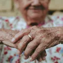 image d'illustration (mains d'une personne âgée) - © Eduardo Barrios via Unsplash