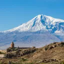 Le monastère de Khor Virap est un lieu de pèlerinage prisé des Arméniens et des touristes qui, depuis son promontoire, peuvent apprécier la vue sur Ararat. © Diego Delso, delso.photo, License CC-BY-SA