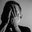 Homme qui se couvre le visage avec les mains ©Image par Małgorzata Tomczak de Pixabay