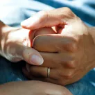 Un patient tenant la main de sa compagne ©Photo by National Cancer Institute on Unsplash