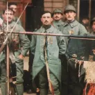 Wikimedia commons - Poilus posant avec leur drapeau, 1918. Autochrome des Frères Lumière.