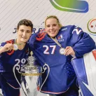 Marion Rebuffet et Chloé Joly-Vuillemin posent devant la coupe du monde de Roller Hockey le 13 septembre 2021