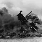Incendie sur le cuirassé USS Arizona après l'attaque. Crédit photo : NARA ©Wikimédia commons