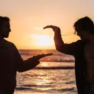 Amis sur la plage / ©Photo by Tyler Nix on Unsplash
