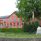 © Le monument aux morts et la maison communale de Nassogne