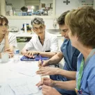 Le Docteur Marie-Sylvie Richard (au centre), médecin en soins palliatifs à la maison médicale Jeanne-Garnier, Paris, le 13/11/2018 - Crédit : Corinne SIMON/CIRIC