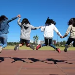 Jeunes sautant en l'air © Image par manseok Kim de Pixabay