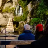 Pèlerins et évêque, à la grotte de Massabielle, au sanctuaire de Lourdes (2019) ©Guillaume POLI/CIRIC
