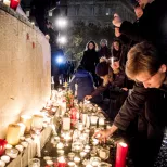 Bougies déposées place de la République à Paris, en hommage aux victimes des attentats terroristes du 13 novembre 2015 (le 13/11/2016) ©Michael BUNEL/CIRIC
