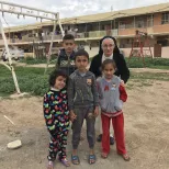 Soeur Youmma et des enfants du quartier de Shaqaq/ Etienne Pépin/RCF