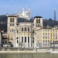 2021- Chris 73-Wikimedia Commons- La Saône et la primatiale Saint-Jean au premier plan, et la basilique Notre-Dame de Fourvière à l'arrière-plan