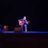 Pepe Fernandez lors d'un mini-concert au théâtre de la ville de Valence. photo : Corentin Dubois