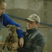 2021 Lycée de Ressins - des élèves lors de l'atelier allaitement des chevreaux.