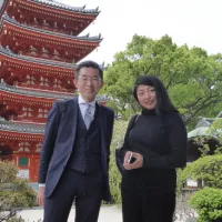 Akisa et Toschi devant le temple