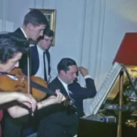 J Latarjet Arthur Grumiaux au piano chez des amis après un concert.