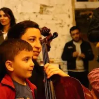 Astrig Siranossian en Arménie auprès. des enfants. Crédit:Sipan Mouradian