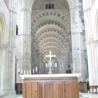 2020-Wikipedia-Construite entre 1120 et 1150, la basilique de Vézelay est une illustration majeure de l'architecture romane et de l'art roman en général