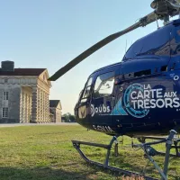 2020 - France 3 - Les hélicoptères de l'émission "La Carte aux Trésors" se sont notamment posés devant la saline royale d'Arc-et-Senans