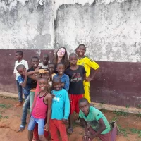 Laura Malécot et des jeunes enfants au Foyer Saint Jean Bosco, Cameroun 