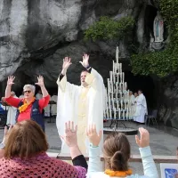 2021 - SEDICOM Lyon - Emmanuelle Chaboud et Charles-Henri Bodin signant lors d'une messe à la grotte de Lourdes
