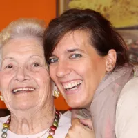 Une grand-mère reçoit la visite d'une bénévole, Tania.