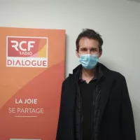 Florent Houdmon dans les studios de Dialogue RCF à Marseille 