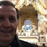 Le père Luc Reydel en l'église Saint Roch par Etienne Pépin