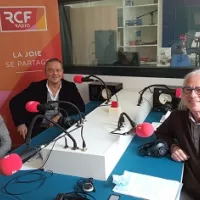 NOTE: Les masques ont été enlevés pour les besoins de la photo.