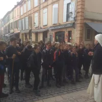 2019 collège Lestonnac - rencontre avec une religieuse lors du pèlerinage du collège sur les chemins de Saint-Jacques.