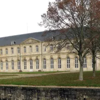 Wikimédia Commons - Abbaye Notre-Dame du Bec, panoramique de la façade sud, église abbatiale et bâtiments conventuels.