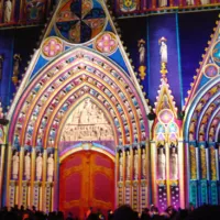 Wikimédia Commons - La façade de la cathédrale illuminée durant la fête des Lumières un 8 décembre