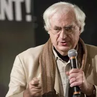 Wikipedia. Bertrand Tavernier en 2007.