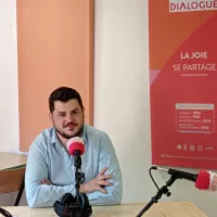 Théo dans les locaux de Dialogue RCF