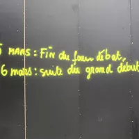 Manifestation des gilets jaunes le samedi 16 mars 2019 à Paris. Slogan inscrit sur une des boutiques vandalisées des Champs-Élysées - Wikipédia