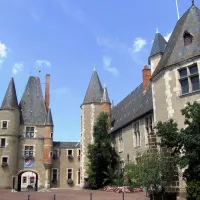 Château des Stuarts et hôtel de ville à Aubigny-sur_Nère.