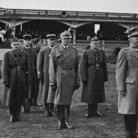 © Archive départemental de Maine-et-Loire : Ces photographies prises au stade Bessonneau à Angers en 1940 nous montrent la cérémonie de remise de fanion à un régiment polonais recréé sur place. Le général Sikorski, chef du gouvernement, préside.