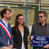 de gauche à droite : Grégory Doucet, maire de Lyon, Émilie Jarre, et Jean-Michel Jarre tenant la plaque "passage France Pejot" - © RCF Lyon