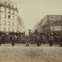 Une barricade lors du soulèvement du 18 mars 1871.