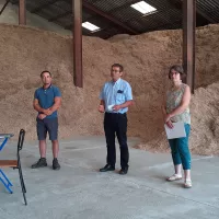 ©2021 - Le président de la Chambre d'agriculture du Jura François Lavrut (au centre) présente l'opération "Un dimanche à la ferme" aux côtés de Sylvie Michaud et d'Alban Gueldry, agriculteur à Orchamps