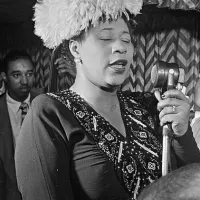 Ella Fitzgerald (1947) une des icônes de l'improvisation scat de l’histoire du jazz.
