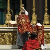 Messe d'action de grâce, en latin, selon le missel romain de 1962, pour les 25 ans de la Fraternité Sacerdotale Saint Pierre -P.RAZZOCIRIC