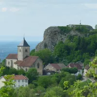 ©2021 - Amive - La Madone veille depuis son rocher sur l'église de Saint-Laurent-la-Roche