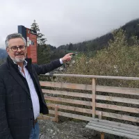 Yves Fournier sur un promontoire naturel du village, la pierre Bergère. 