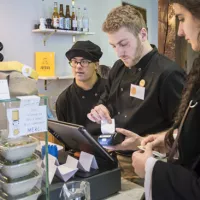 11 avril 2018 : Le Café Joyeux est un coffee-shop qui offre un emploi à des personnes atteintes d'un handicap mental ou de troubles cognitifs. Paris (75), France