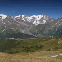 Wikimédia Commons - Panorama sur le massif du Mont Blanc, vu du Col du Joly