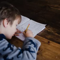 Jeune garçon faisant ses devoirs ©Photo by Annie Spratt on Unsplash