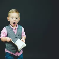 Jeune enfant avec un livre ©Photo by Ben White on Unsplash